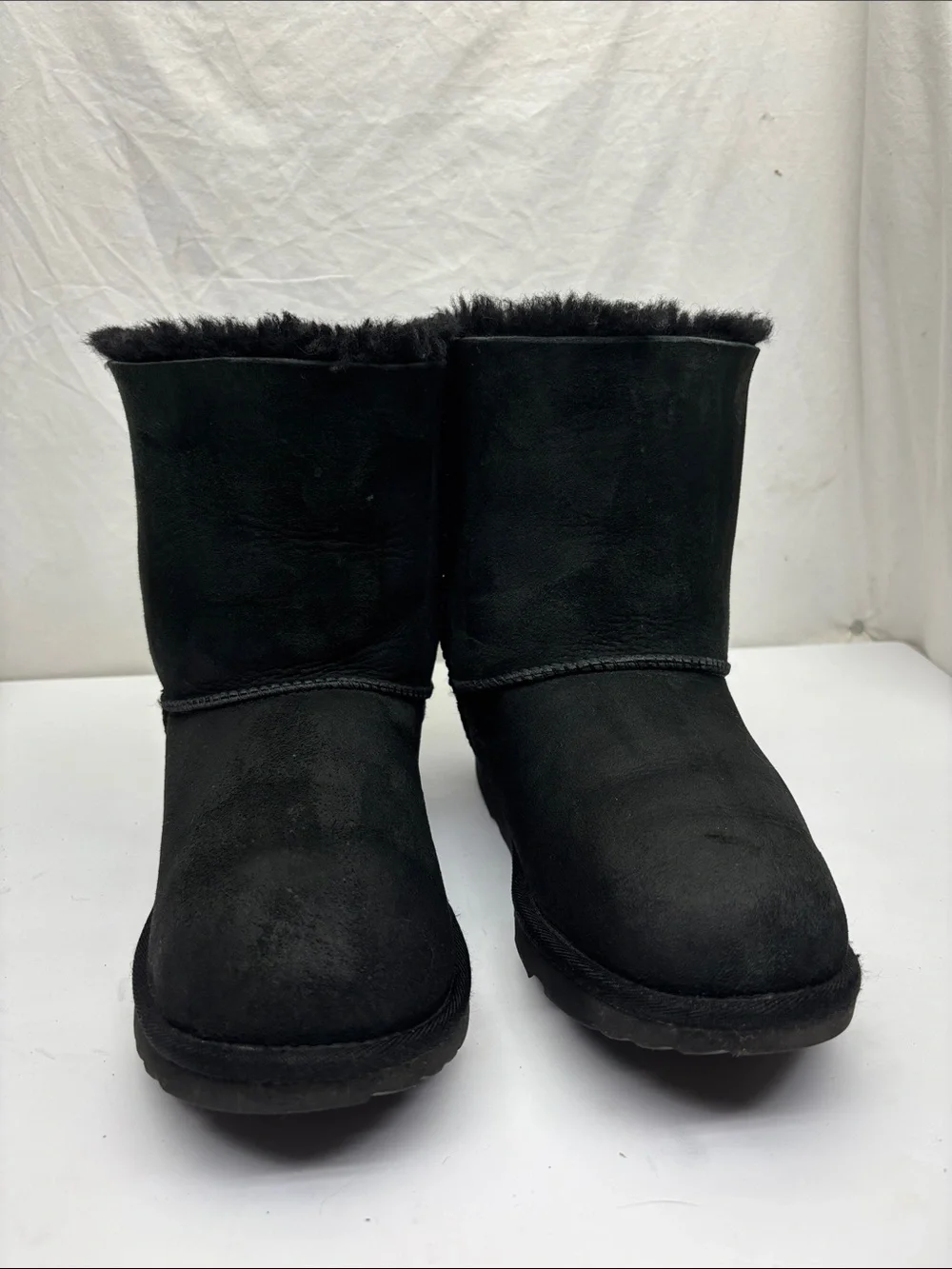 UGG Women's Short Bow Back Suede Boots - Black, size 6, box 76